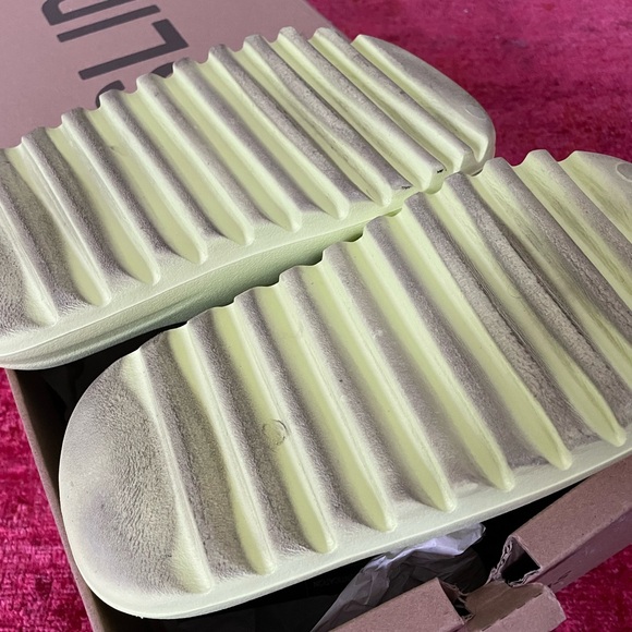EUC sz 5 adidas YZY Yeezy Slides Glow Green main image 14